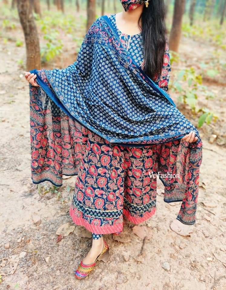 Portrait Beautiful Indian Girl Wearing Indian Stock Photo 1937984716 |  Shutterstock
